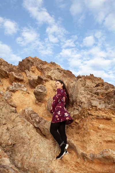 Retrato Una Hermosa Chica Embarazada Con Pelo Largo Sobre Fondo —  Fotos de Stock