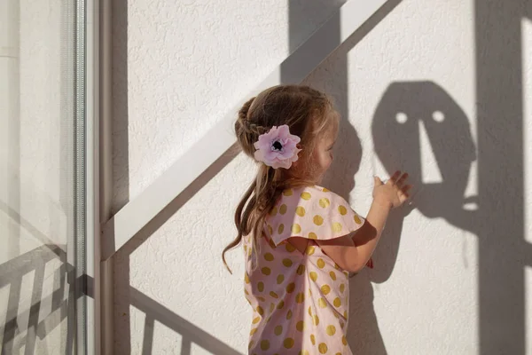 Little Girl Plays Mask Shadow White Wall Background — Stock Photo, Image