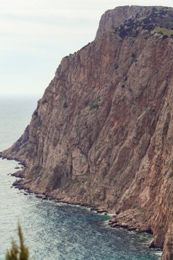Deniz ve uçurumun güzel panoramik manzarası, Karadeniz 'de bir dağ, manzara, kıyı yolculuğu ve doğa.