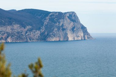 Deniz ve uçurumun güzel panoramik manzarası, Karadeniz 'de bir dağ, manzara, kıyı yolculuğu ve doğa.