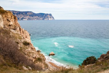Deniz ve uçurumun güzel panoramik manzarası, Karadeniz 'de bir dağ, manzara, kıyı yolculuğu ve doğa.