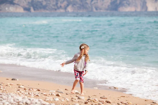 Happy Pretty Girl Walks Sea Coast Background Sea Beautiful Landscape — Stock Photo, Image