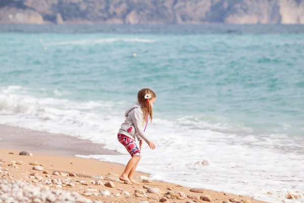 Feliz Chica Bonita Camina Largo Costa Del Mar Contra Fondo — Foto de Stock