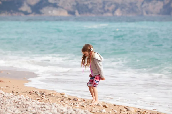 Felice Bella Ragazza Passeggiate Lungo Costa Del Mare Sullo Sfondo — Foto Stock