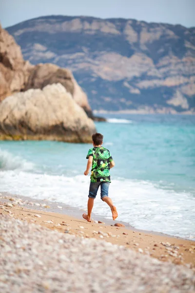 Felice Hamdsome Teen Passeggiate Lungo Costa Del Mare Sullo Sfondo — Foto Stock