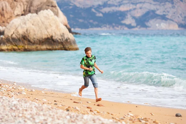 Felice Hamdsome Teen Passeggiate Lungo Costa Del Mare Sullo Sfondo — Foto Stock