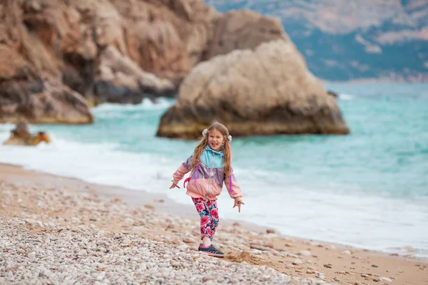 Felice Bella Ragazza Passeggiate Lungo Costa Del Mare Sullo Sfondo — Foto Stock