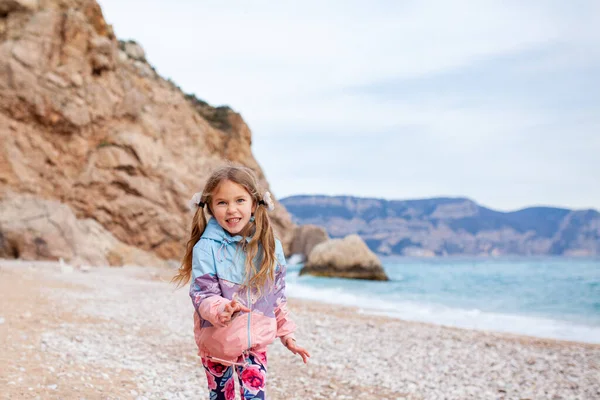 Felice Bella Ragazza Passeggiate Lungo Costa Del Mare Sullo Sfondo — Foto Stock