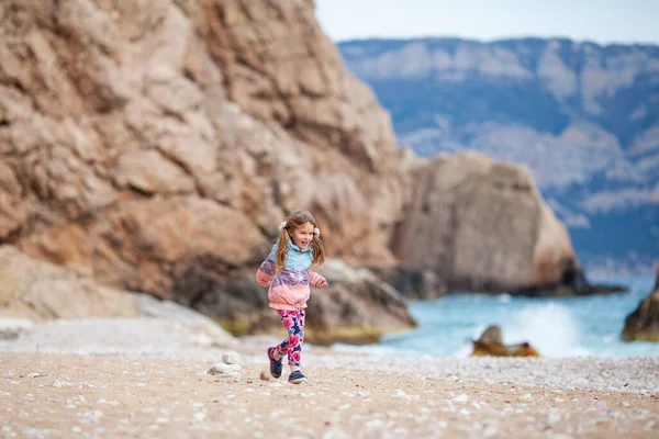 Feliz Chica Bonita Camina Largo Costa Del Mar Contra Fondo — Foto de Stock