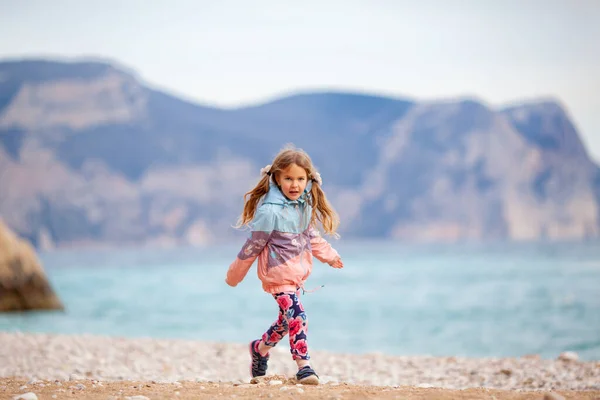 Felice Bella Ragazza Passeggiate Lungo Costa Del Mare Sullo Sfondo — Foto Stock