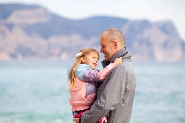 Portrait Happy Father Little Daughter Background Rocks Sea Dad Hugs — Stock Photo, Image