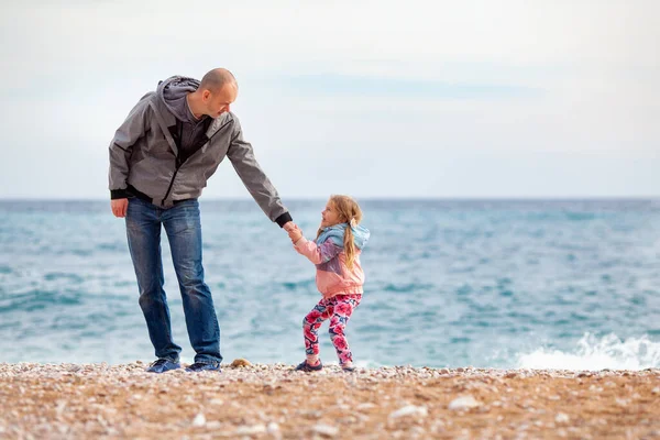 Aile Deniz Kıyısında Yürüyor Mutlu Kız Babasının Elini Sürüklüyor — Stok fotoğraf