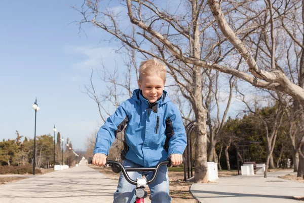 Kleiner Junge Fährt Mit Dem Fahrrad Entlang Einer Pinienallee Einem — Stockfoto
