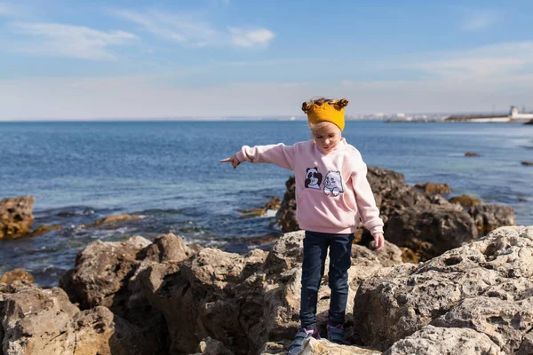 Mutlu Çocuk Deniz Kıyısında Yürüyor Bir Kız Taşlara Tırmanıyor Açık — Stok fotoğraf