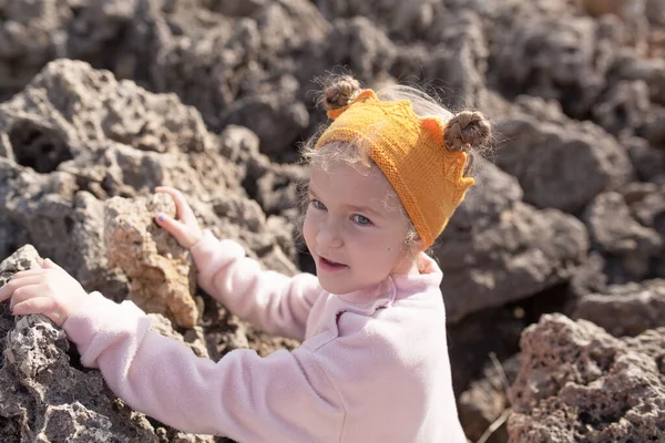 Glückliches Kind Spaziert Der Meeresküste Ein Mädchen Klettert Auf Steine — Stockfoto