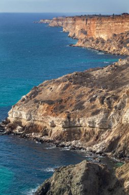Deniz ve uçurumun güzel panoramik manzarası, Karadeniz 'de bir dağ, manzara, kıyı yolculuğu ve doğa.