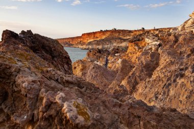 Deniz ve uçurumun güzel panoramik manzarası, Karadeniz 'de bir dağ, manzara, kıyı seyahati ve doğa. Antik bir volkanın donmuş lavı.