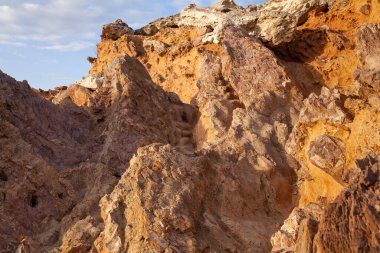 Uçurumun güzel panoramik manzarası, Karadeniz 'de bir dağ, manzara, kıyı seyahati ve doğa. Antik bir volkanın donmuş lavı.
