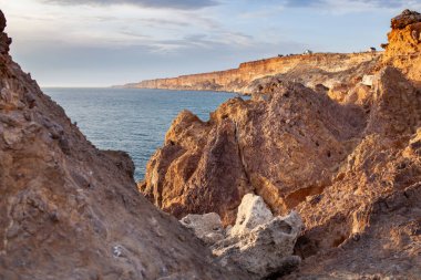 Deniz ve uçurumun güzel panoramik manzarası, Karadeniz 'de bir dağ, manzara, kıyı seyahati ve doğa. Antik bir volkanın donmuş lavı.