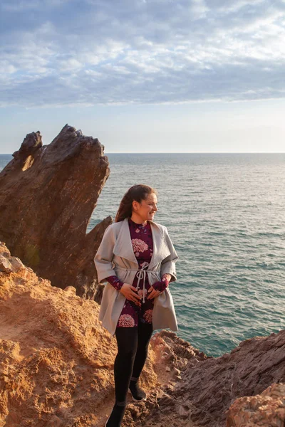 Retrato Uma Bela Menina Expectante Com Cabelos Longos Fundo Mar — Fotografia de Stock