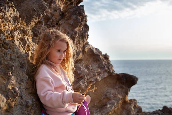 Uzun Saçlı Güzel Bir Kızın Portresi Deniz Kaya Üzerinde Mutlu — Stok fotoğraf