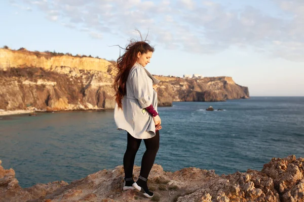 Retrato Una Hermosa Chica Embarazada Con Pelo Largo Sobre Fondo — Foto de Stock