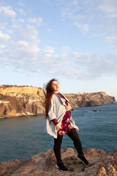 Deniz Kaya Arka Planında Uzun Saçlı Güzel Bir Kızın Portresi — Stok fotoğraf