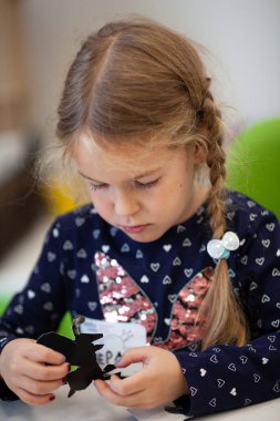 Saçları örgülü, güzel, düşünceli bir kızın portresi.