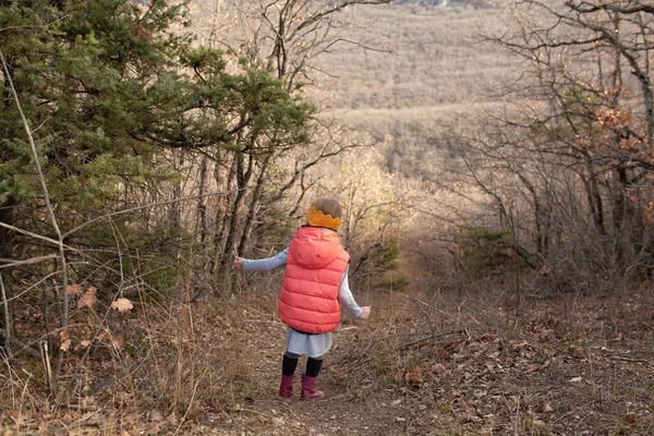 Das Kind Geht Frühlingswald Spazieren Das Mädchen Trägt Eine Korallenweste — Stockfoto