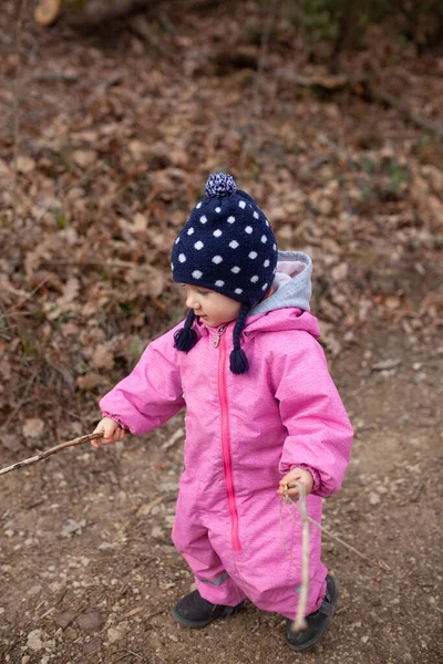 Niño Pequeño Camina Bosque Otoño Una Niña Vestida Con Mono —  Fotos de Stock