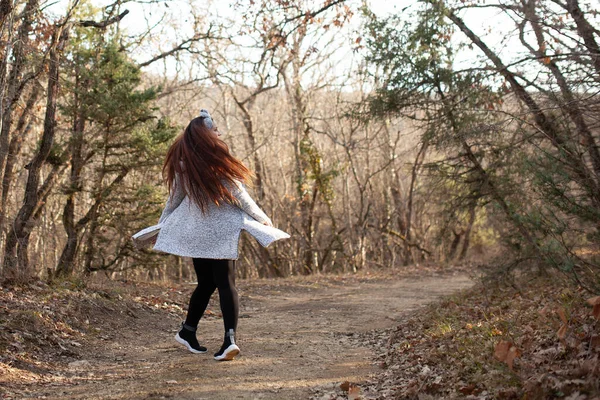 Grávida Bela Mulher Feliz Caminha Floresta Outono Ela Respira Limpo — Fotografia de Stock