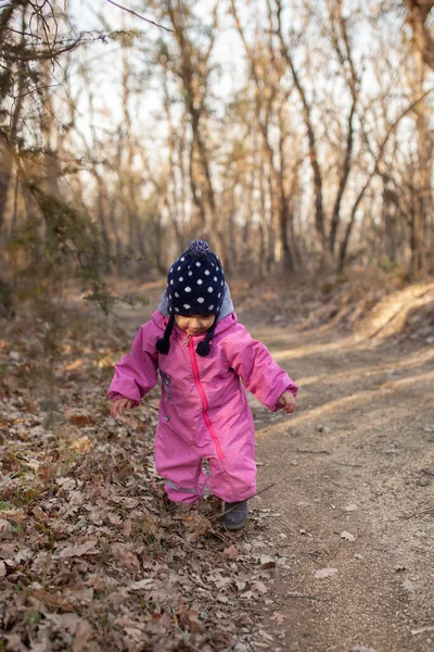 Niño Pequeño Camina Bosque Otoño Una Niña Vestida Con Mono —  Fotos de Stock