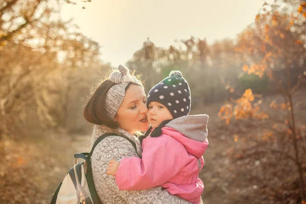 Mamá Hija Pequeña Caminan Bosque Primavera Madre Sostiene Bebé Sus —  Fotos de Stock
