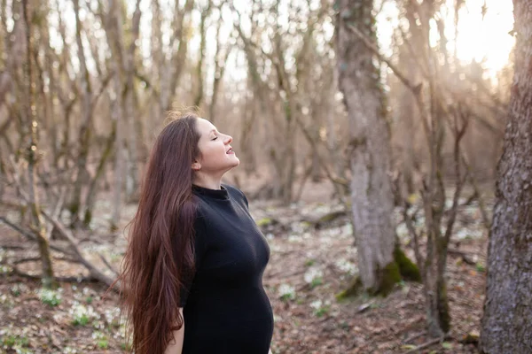 Pregnant Beautiful Happy Woman Walks Autumn Forest She Breathes Clean — Stock Photo, Image