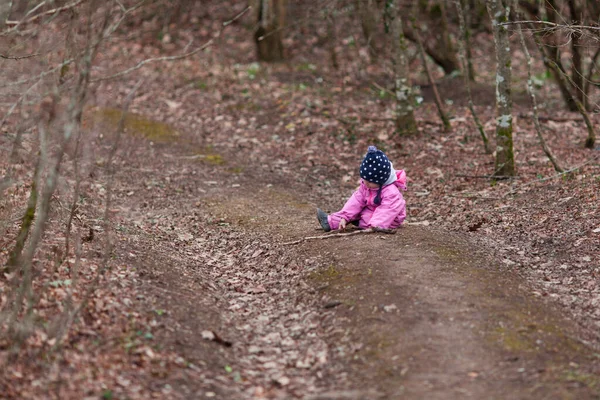 Küçük Bir Çocuk Sonbahar Ormanında Yürür Pembe Tulum Şapka Giymiş — Stok fotoğraf