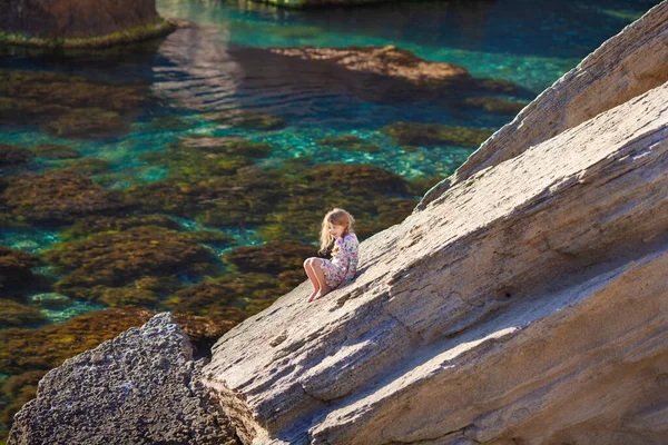 Uma Menina Bonita Vestido Está Uma Grande Pedra Junto Mar — Fotografia de Stock