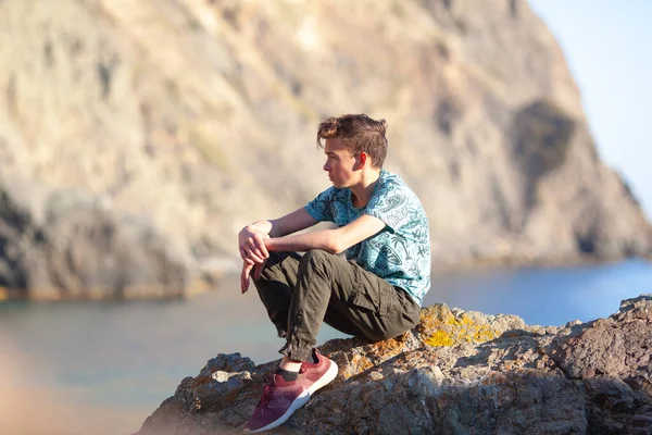 Portret Van Een Knappe Wrede Man Een Tiener Aan Zee — Stockfoto