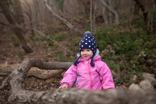 Niño Pequeño Camina Bosque Otoño Una Niña Vestida Con Mono —  Fotos de Stock