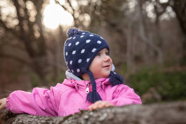 Маленька Дитина Гуляє Осінньому Лісі Дівчинка Одягнена Рожевий Комбінезон Капелюх — стокове фото