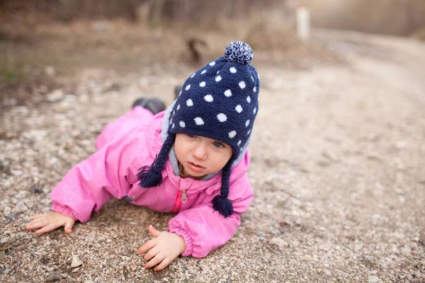 Uma Criança Pequena Caminha Floresta Outono Uma Menina Vestida Com — Fotografia de Stock