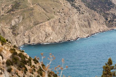 Deniz ve uçurumun güzel panoramik manzarası, Karadeniz 'de bir dağ, manzara, kıyı yolculuğu ve doğa.