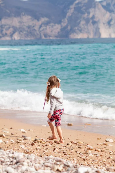 Feliz Chica Bonita Camina Largo Costa Del Mar Contra Fondo — Foto de Stock