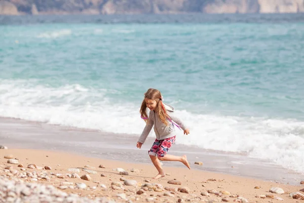 Felice Bella Ragazza Passeggiate Lungo Costa Del Mare Sullo Sfondo — Foto Stock