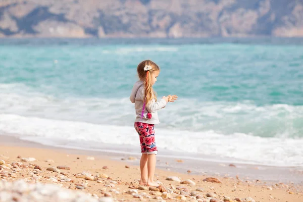 Szczęśliwa Ładna Dziewczyna Spacery Wzdłuż Wybrzeża Morskiego Tle Morza Tyłu — Zdjęcie stockowe