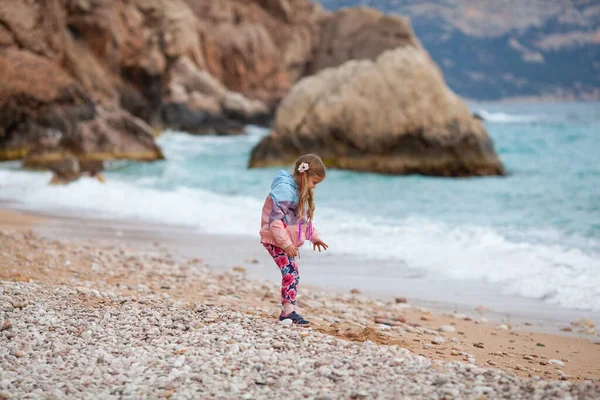 Feliz Chica Bonita Camina Largo Costa Del Mar Contra Fondo — Foto de Stock