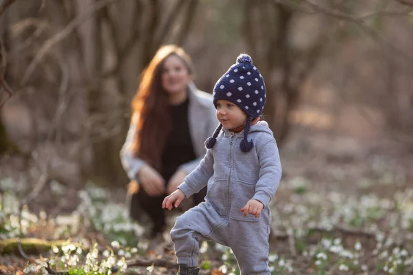 Feliz Mamá Hijita Están Sentadas Claro Gotas Nieve Niño Una —  Fotos de Stock