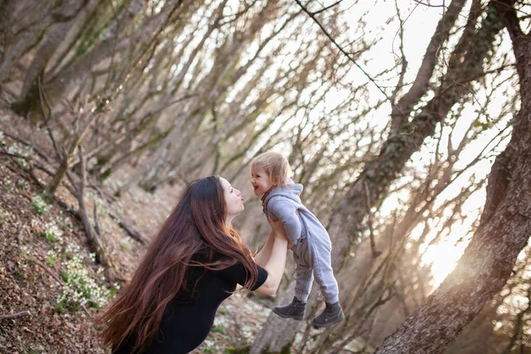 Happy Pregnant Mother Throws Her Baby Mom Daughter Walk Spring — Stock Photo, Image