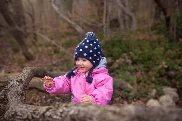 Niño Pequeño Camina Bosque Otoño Una Niña Vestida Con Mono —  Fotos de Stock