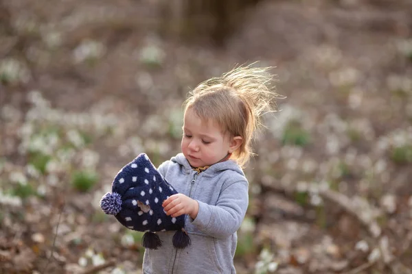 Niña Bonita Claro Gotas Nieve Niño Camina Bosque Primavera —  Fotos de Stock