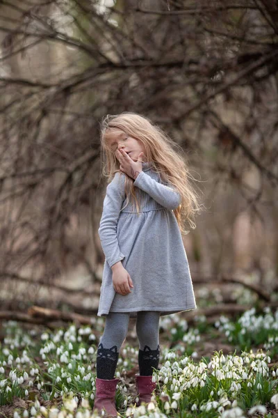 Niña Bonita Claro Gotas Nieve Niño Camina Bosque Primavera —  Fotos de Stock